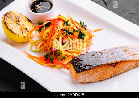 Bistecca di filetto di salmone alla griglia con insalata di verdure Foto Stock
