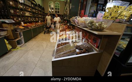 Frutta secca e frutta secca esposta in vendita al mercato Machane Yehuda di Gerusalemme, Israele, il 20 ottobre 2024. Foto di Raquel G. Frohlich. Foto Stock
