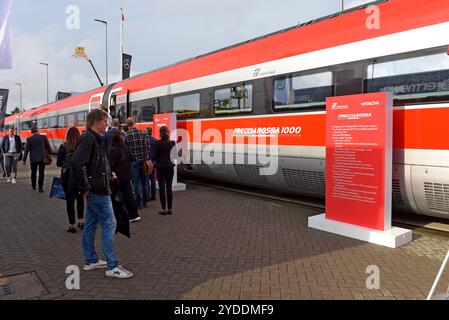 Persone che guardano un nuovo treno ad alta velocità Hitachi Frecciarossa 1000 per Trenitalia alla fiera mondiale dei trasporti pubblici Innotrans, Berlino, settembre 2024 Foto Stock