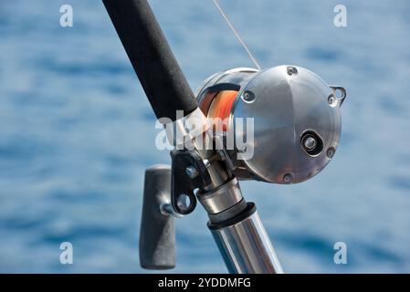 Canna da pesca e mulinello su uno yacht Foto Stock