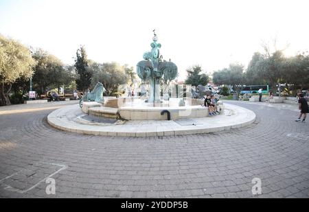 I bambini visitano la Fontana dei Leoni nel Bloomfield Garden a Gerusalemme, Israele, il 20 ottobre 2024. Foto di Raquel G. Frohlich. Foto Stock