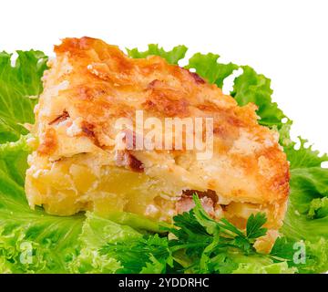 Torta di pollo fatta in casa a fette da vicino Foto Stock