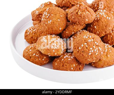 Biscotti dolci con semi di sesamo nel piatto Foto Stock