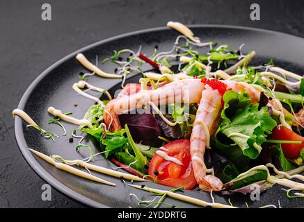 Insalata sana con gamberetti da vicino Foto Stock