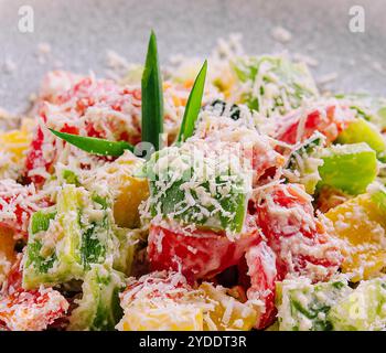 Primo piano dell'insalata tradizionale bulgara Shopska Foto Stock