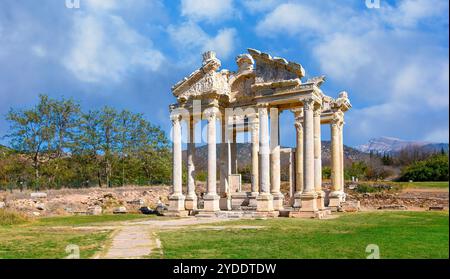 Afrodisia antica città (Afrodisias) in Turchia. Le rovine del Tetrapylon, porta Monumentale. La città prende il nome da Afrodite, la dea greca Foto Stock