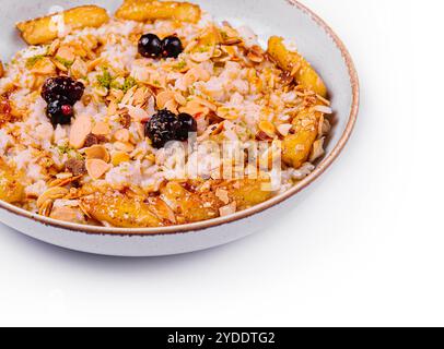 Muesli con frutta secca e latte in un recipiente in ceramica Foto Stock