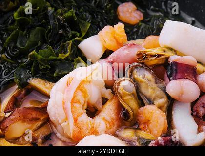 zuppa cinese con alghe e pesce Foto Stock