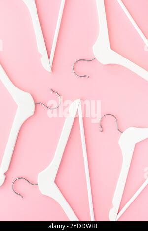 Grucce bianche su sfondo rosa pastello Foto Stock