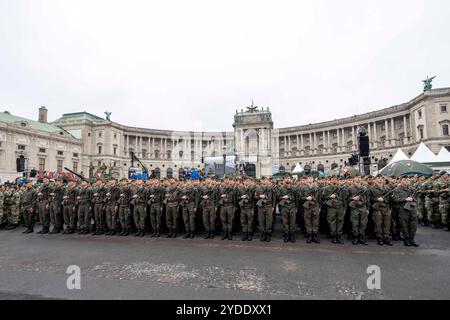 Vienna, Vienna, AUSTRIA. 26 ottobre 2024. Reclute alla cerimonia di giuramento durante i festeggiamenti in occasione della giornata dell'indipendenza austriaca a Heldenplatz di Vienna, mostra delle forze armate austriache (immagine di credito: © Andreas Stroh/ZUMA Press Wire) SOLO USO EDITORIALE! Non per USO commerciale! Crediti: ZUMA Press, Inc./Alamy Live News Foto Stock