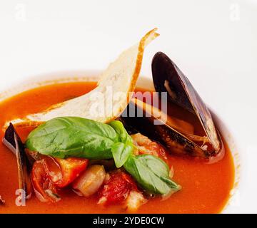 Primo piano della zuppa francese di pesce bouillabaisse in una ciotola Foto Stock