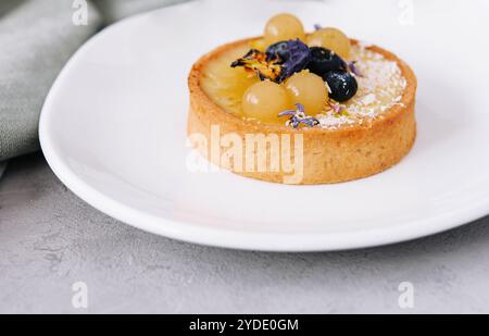 Crostata con cagliata di limone e frutti di bosco freschi Foto Stock