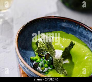 Piselli, broccoli, zuppa di panna di spinaci in un recipiente Foto Stock