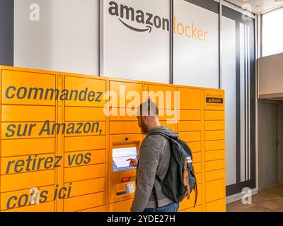 Uomo che usa Amazon Locker nel centro commerciale Foto Stock