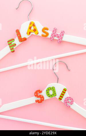 Appendiabiti bianchi con testo di vendita su sfondo rosa Foto Stock