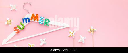 Appendiabiti bianchi con sfondo rosa con testo estivo Foto Stock