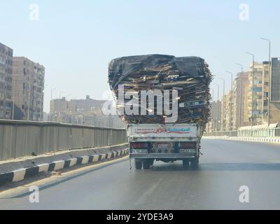 Giza, Egitto, 6 ottobre 2024: Un camion di trasporto pieno di rottami di carta di scarto di cartone marrone trasportati per il riciclaggio dopo essere stati raccolti, un camion ve Foto Stock