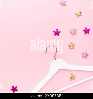 Grucce bianche su sfondo rosa pastello Foto Stock