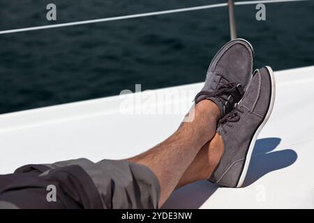 Un paio di gambe da uomo peloso in pantaloni e in cima Foto Stock