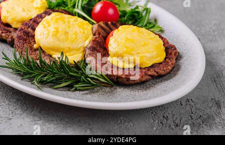 Polpette o cotolette con pomodoro e formaggio Foto Stock