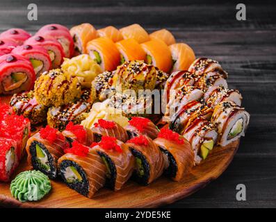 Deliziosa varietà di sushi preparati al momento Foto Stock