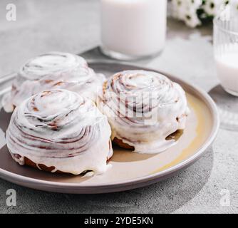 Gustosi cupcake alla vaniglia fatti in casa e bottiglia di latte Foto Stock