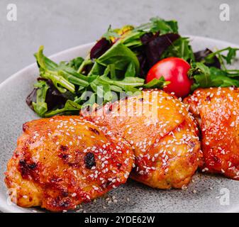 Bistecche di pollo alla griglia con insalata di verdure sul piatto Foto Stock