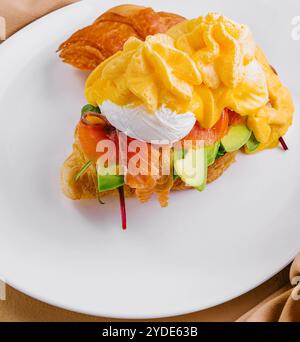 Croissant fresco con vista dall'alto del salmone affumicato Foto Stock