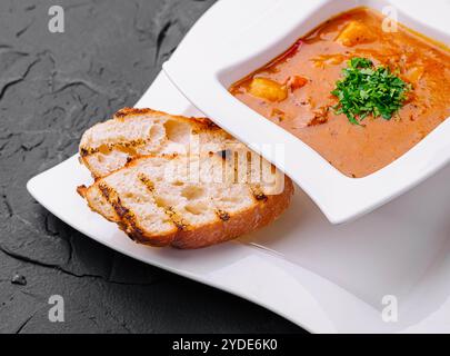 Zuppa di costolette di maiale colombiana con pane Foto Stock