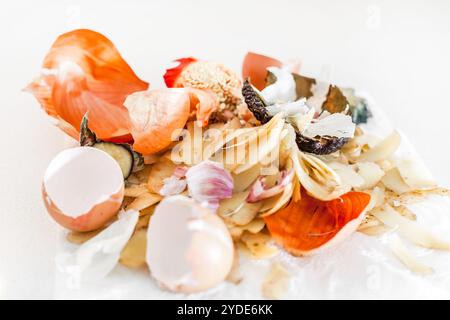 Rifiuti organici di cucina domestica pronti per compostare. Concetto ecologico. Avanzi di cibo, Peelings di verdure sul tavolo da cucina. Rispetto dell'ambiente Foto Stock