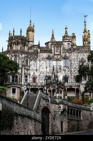 Il Palazzo Quinta da Regaleira, uno dei principali calcoli romantici di Sintra, un tempo era un rifugio estivo per la nobiltà portoghese e per i reali Foto Stock