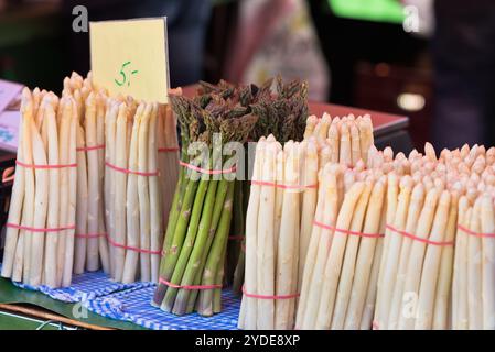 Asparagi freschi venduti in un mercato agricolo Foto Stock