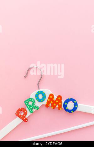 Grucce bianche con testo promozionale su sfondo rosa Foto Stock