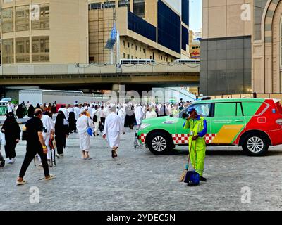 La Mecca, Arabia Saudita, 13 giugno 2024: Un'ambulanza dell'autorità della mezzaluna rossa dell'Arabia Saudita, con il suo team di pronto soccorso, team medico pronto a salvare e. Foto Stock