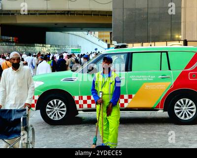 La Mecca, Arabia Saudita, 13 giugno 2024: Un'ambulanza dell'autorità della mezzaluna rossa dell'Arabia Saudita, con il suo team di pronto soccorso, team medico pronto a salvare e. Foto Stock