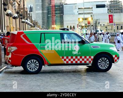 La Mecca, Arabia Saudita, 13 giugno 2024: Un'ambulanza dell'autorità della mezzaluna rossa dell'Arabia Saudita, con il suo team di pronto soccorso, team medico pronto a salvare e. Foto Stock