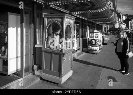 Zoltar parla, macchina per raccontare la fortuna sul lungomare di Scarborough Foto Stock