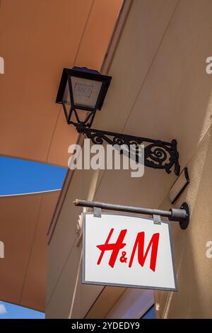 Logo del marchio del punto vendita HM nel suo edificio Foto Stock