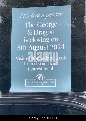 Marlow, Buckinghamshire, Regno Unito. 30 ottobre 2024. I Whitbred Inns, il pub e ristorante George & Dragon a Marlow, Buckinghamshire, hanno chiuso. Al pub non era più permesso avere clienti seduti fuori, il che avrebbe portato a una forte diminuzione del numero di clienti. Crediti: Maureen McLean/Alamy Foto Stock