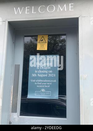 Marlow, Buckinghamshire, Regno Unito. 30 ottobre 2024. I Whitbred Inns, il pub e ristorante George & Dragon a Marlow, Buckinghamshire, hanno chiuso. Al pub non era più permesso avere clienti seduti fuori, il che avrebbe portato a una forte diminuzione del numero di clienti. Crediti: Maureen McLean/Alamy Foto Stock