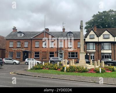 Marlow, Buckinghamshire, Regno Unito. 30 ottobre 2024. I Whitbred Inns, il pub e ristorante George & Dragon a Marlow, Buckinghamshire, hanno chiuso. Al pub non era più permesso avere clienti seduti fuori, il che avrebbe portato a una forte diminuzione del numero di clienti. Crediti: Maureen McLean/Alamy Foto Stock