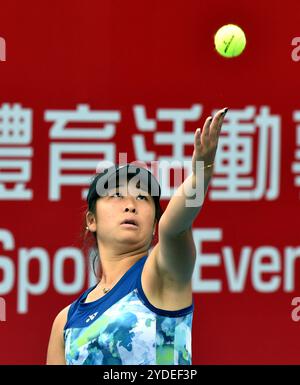 Hong Kong, Cina. 26 ottobre 2024. Shi Han della Cina serve durante il match di qualificazione del singolo femminile tra Shi Han della Cina e Ulrikke Eikeri della Norvegia al WTA250 Hong Kong Tennis Open di Hong Kong a Hong Kong, Cina meridionale, 26 ottobre 2024. Crediti: Lo Ping fai/Xinhua/Alamy Live News Foto Stock