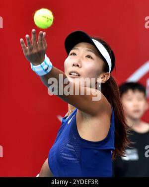 Hong Kong, Cina. 26 ottobre 2024. Gao Xinyu serve durante il match di qualificazione del singolo femminile tra Tsao Chia Yi del Taipei cinese e Gao Xinyu della Cina al WTA250 Hong Kong Tennis Open di Hong Kong, Cina meridionale, 26 ottobre 2024. Crediti: Lu Binghui/Xinhua/Alamy Live News Foto Stock