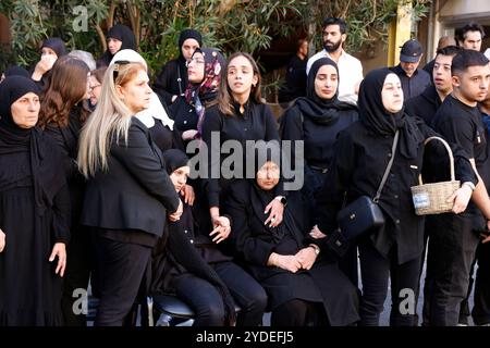 Beirut, Libano. 26 ottobre 2024. Funerale del comandante Mohamed Farhat presso l'ospedale militare di Beirut, Badaro, Libano, il 26 ottobre 2024. Il maggiore Mohammed Farhat, ucciso nel sud del Libano insieme ad altri due soldati da un incendio israeliano il 24 ottobre, prima del suo funerale a Beirut il 26 ottobre 2024. L'esercito libanese ha dichiarato il 24 ottobre che tre dei suoi soldati sono stati uccisi dal fuoco israeliano durante un'operazione di salvataggio nel sud dove Israele sta combattendo Hezbollah. Foto di Marc Fayad/ABACAPRESS. COM credito: Abaca Press/Alamy Live News Foto Stock