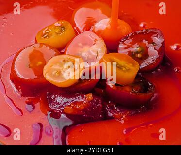 Zuppa di pomodoro con pomodori ciliegini da vicino Foto Stock