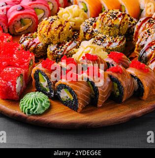 Deliziosa varietà di sushi preparati al momento Foto Stock