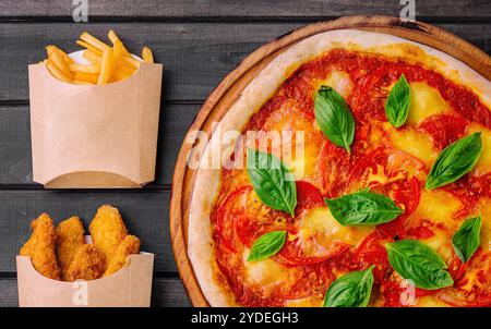 Pizza Margherita con basilico e patatine fritte, Nuggets Foto Stock