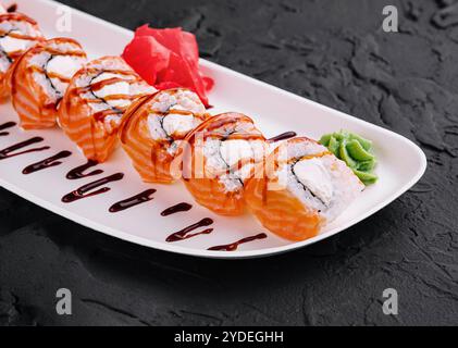 Sushi Philadelphia rotoli su pietra nera Foto Stock