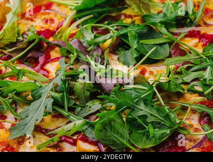 Pizza con rucola in primo piano sullo sfondo Foto Stock