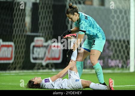 Heraklion, Grecia. 25 ottobre 2024. Maria Palama (19) della Grecia e la portiere Dimitra Giannakouli (1) della Grecia nella foto di una partita tra le nazionali femminili di Grecia e Belgio, chiamata le fiamme rosse nella prima partita del primo play-off della competizione europea femminile 2023-24, venerdì 25 ottobre 2024 a Heraklion, Grecia . Crediti: Sportpix/Alamy Live News Foto Stock